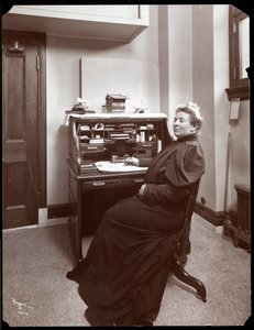 Retrato de uma mulher não identificada em uma mesa em um escritório em Nova York, 1904 (impressão de gelatina de prata)